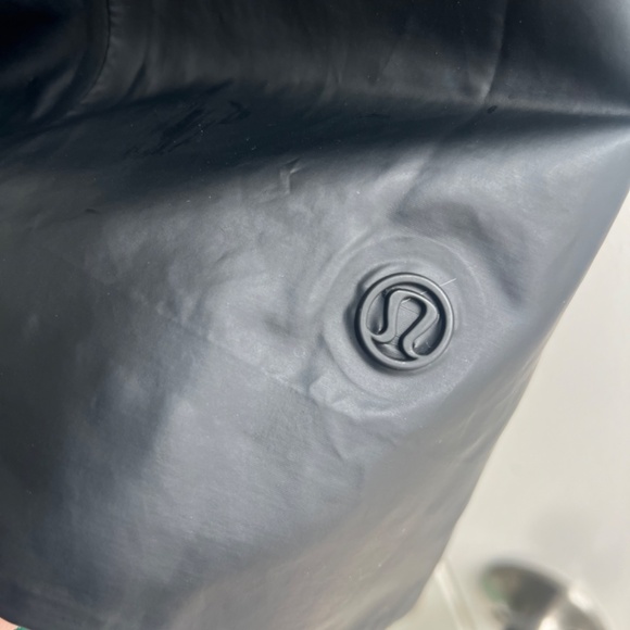 Into the Drizzle Lululemon Jacket NWT size 10 - Picture 8 of 9